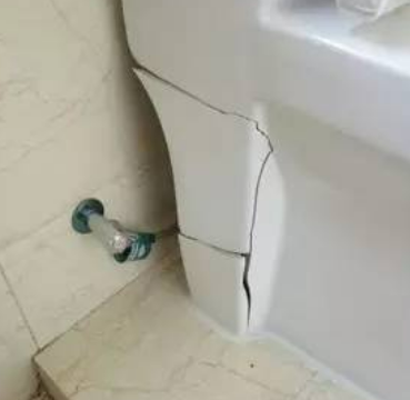 马桶瓷烂了一块怎么办啊(马桶瓷烂了一块怎么办啊图片)